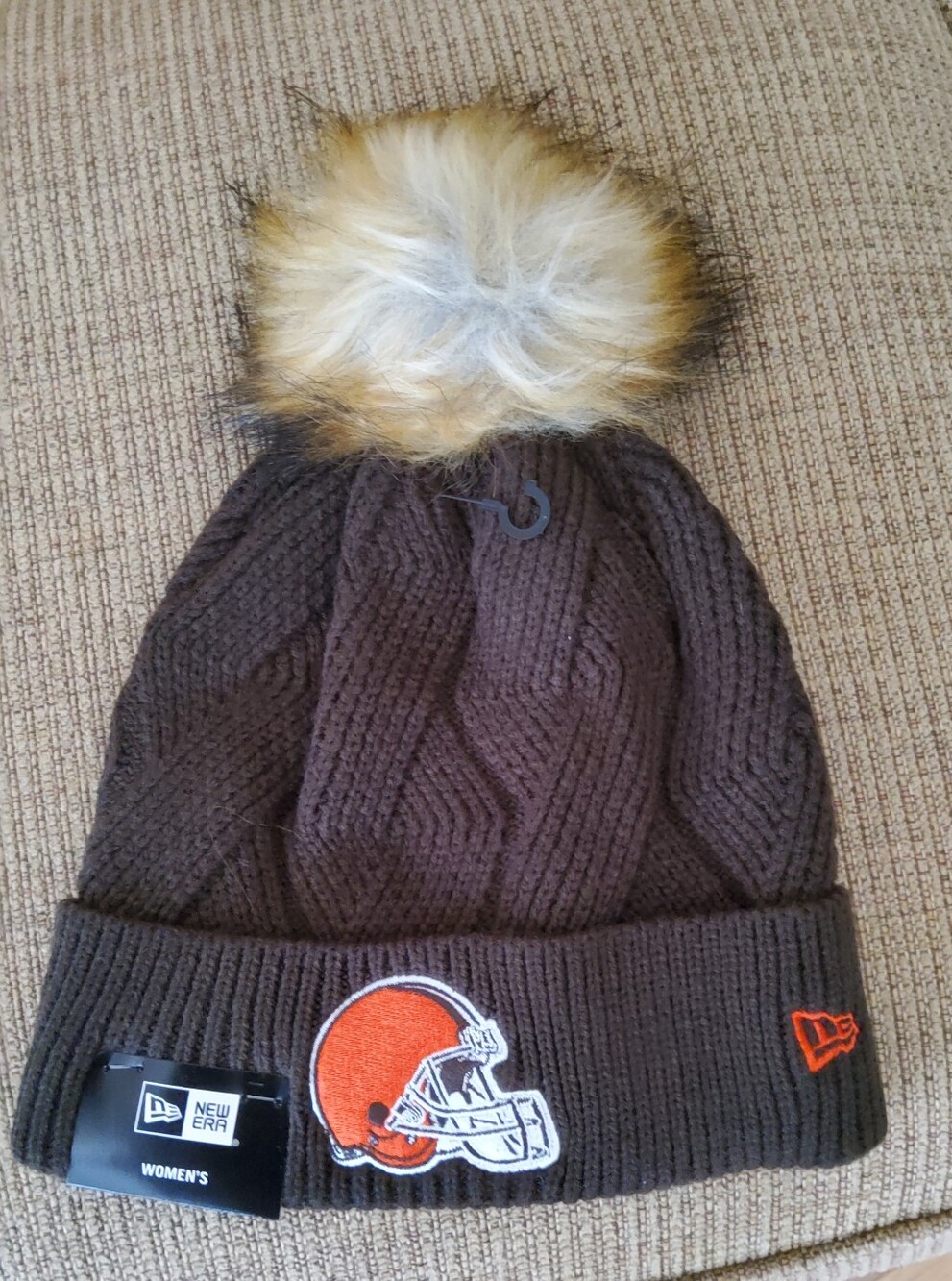 New Era Cleveland Browns Women’s Cable Knit Pom Beanie – New With Tags